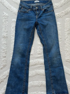 baggy/bootcut jeans💗 - säljer dessa jeans ifrån ginatricot💓 dessa är köpta på secondhand men är för stora för mig tyvärr💞 annars är dessa i mycket fint skick och lågmidjade/midwaist💞 