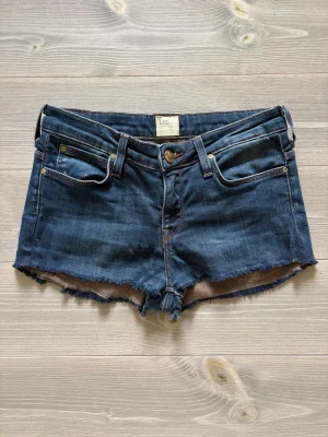 Lågmidjade jeansshorts  - Fina blå jeansshorts från Lee, superfina, men säljer då jag har för många andra <3  Sitter som XS/S
