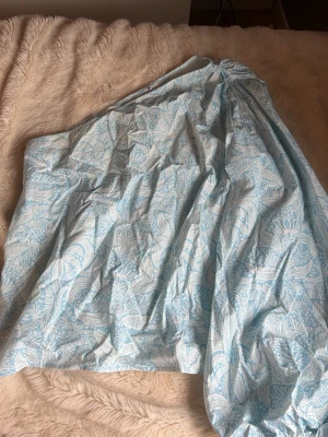 Ljusblå off shoulder topp med  mönster - Off shoulder topp från Lindex, använd 1 gång.