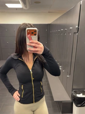 Träningsjacka från lululemon - Säljer denna träningsjacka/koftan då den tyvärr inte kommer till användning, hör av er vid frågor❤️