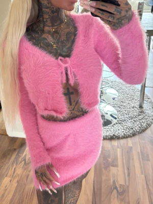 Rosa set - Rosa set med tröja + kjol, endast använd vid ett tillfälle 🌸  ▪️ TikTok - Ginise   