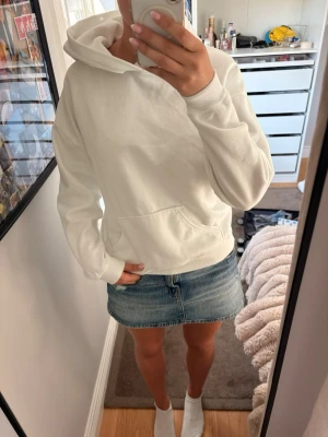Vit hoodie - Säljer en enkel och clean vit hoodie med huva och magficka.