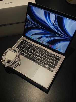 Macbook Air (2020) 13-inch - Säljer denna macbook Air (2020) modell:   produkt information -Macbook Air (2020)  - årsmodell: 2020  -13-inch - apple M1 chip -8gb unified memory -256 gb ssd  (mer info finns på tredje bilden bakifrån)  OBS! datorn är värderad av apple att kosta runt 6000kr