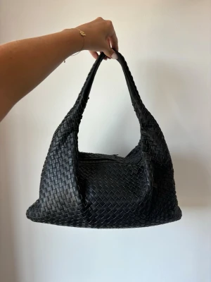 Bottega veneta hobo medium   - Funderar på att sälja min bottega veneta väska och vill kika intresset! Vintage men i väldigt fint skick! 