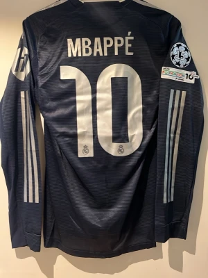 Real Madrid tröja Mbappé - En real Madrid tröja med Mbappé i spelar version Storlek L helt ny 