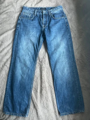 Blå raka jeans från Daniel Hechter - Snygga blå jeans från Daniel Hechter med rak passform och klassisk femficksdesign. Jeansen har en medelhög midja och är tillverkade i slitstarkt denimtyg. Perfekta för en avslappnad och trendig look. Storlek 33/34🥰