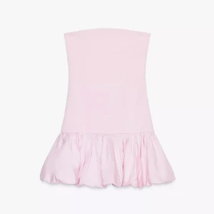 Ljusrosa axelbandslös kortklänning -  Säljer en söt ljusrosa axelbandslös kortklänning med volang nedtill. Klänningen har en enkel och stilren design med en puffig kjol som ger extra volym! Använd 2 ggr