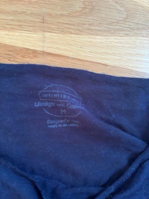 Svart långärmad tröja från Intimissimi - Aldrig använd bara legat i garderoben sen i julas. Svart långärmad tröja från Intimissimi i ultralätt material med cashmere. Enkel och stilren design med rund halsringning, perfekt för lager-på-lager eller som basplagg.
