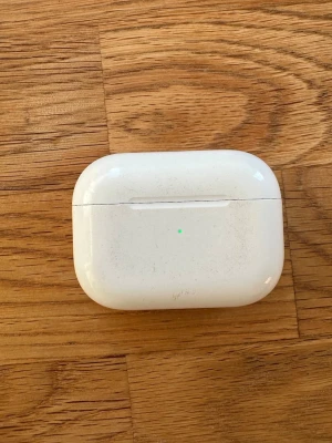 Apple AirPods Pro 1 - Öronkuddarna är försvunna annars så fungerar dem precis som dem ska. Om du har egna öronkuddar hemma så är denna perfekt för dig.  Och JA dem är äkta, jag har ingen låda kvar men om du vet hur man kollar reg nmr o så kan jag visa det