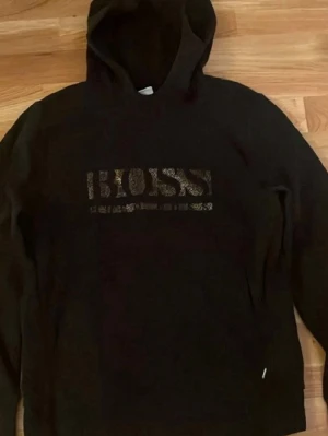 Svart hoodie HUGO BOSS - Säljer billigt för vill rensa garderoben!!                         🚨Nypris 1100🚨