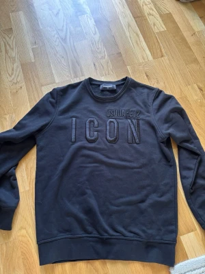 Svart sweatshirt Dsquared2 ICON - Svart sweatshirt från Dsquared2 med broderad text 'ICON' och 'DSQUARED2' på bröstet. Den är i storlek M men passar även bra till storlek S. 