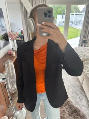 Orange topp - Orange snygg topp från Stockh lm studio 🧡 Guld knippan går att ta lös, endast använd 1 gång:) Nypris 399kr