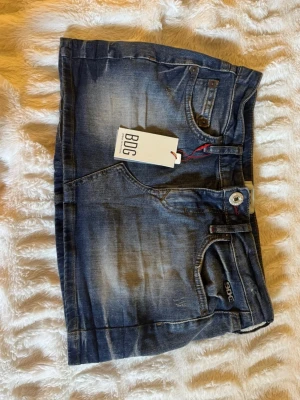 Jeanskjol från Urban Outfitters - Snygg oanvänd och nyköpt jeanskjol från Urban Outfitters😊