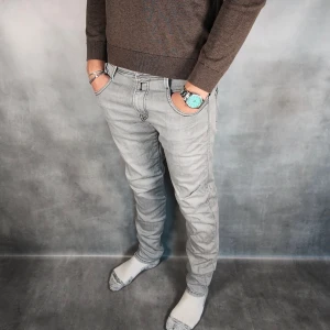 Replay Anbass - - Replay Anbass — Storlek 29/32 — 9/10 - Bra skick utan skavanker — Inkluderat - Jeans — Retail 2000kr — Modellen är 180cm, 65kg