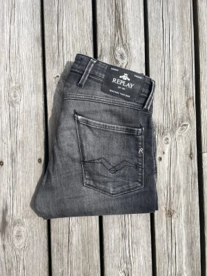 Gråa Replay Anbass jeans - Gråa replay anbass jeans i storlek 29/32. Jeansen är endast testade ett fåtal gånger. Nypris på över 1600 medans jag säljer dessa för endast 499kr. Hör gärna av er vid intresse eller frågor!