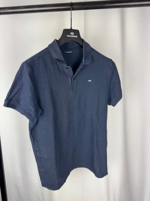 J.Lindeberg Pike - 🌸 INFO OM PLAGGET 🌸  ☑️ Märke: J.Lindeberg ☑️ Storlek: Medium ☑️ Färg: Mörkblå ☑️ Skick: ⭐⭐⭐⭐⭐  ✨ Detaljer: ☐ Inga hål ☐ Inga fläckar ☐ Nytvättad ☐ Rökfritt hem ☐ Djurfritt hem  📏 Passform: ☑️ Normal   📦 Skickas snabbt. 💬 Skriv gärna om du vill ha fler bilder eller mått. 🤍 Paketrabatt vid köp av flera annonser. 🌟 Titta gärna på mina andra annonser!
