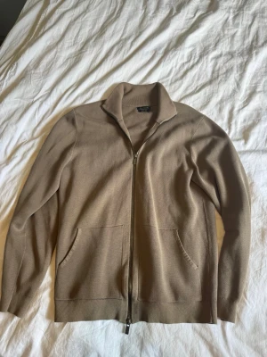 Massimo Dutti tröja  - Tja säljer en skön tröja från Massimo Dutti i storlek S!         Färgen är mörk beige/brun och passar bra till hösten/vintern. Inga deffekter alls och tröjan är väl omhändertagen. 