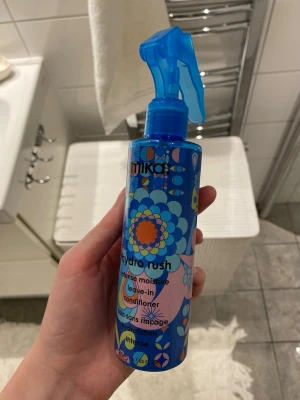 Amika Hydro Rush leave-in conditioner - Säljer en Amika Hydro Rush intense moisture leave-in conditioner i sprayflaska. Perfekt för att återfukta och reda ut håret utan att skölja ur.