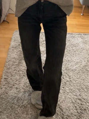 Straight jeans - Säljer dessa straight jeans i storlek 32. Från Gina tricot. Ny skick. Vid intresse är det bara att höra av sig❤️