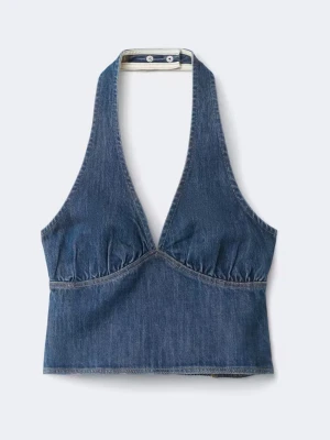 Blå denim halterneck topp - Snygg croppad halterneck topp i blå denim med djup v-ringning och breda axelband som knäpps i nacken. Köpt för 200kr och säljer pga att den var för liten😅