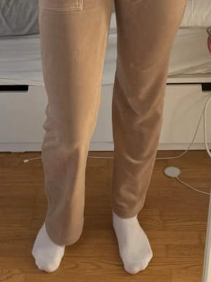 Beige mjukisbyxor med fickor - Säljer även tröjan och sättet går att köpa för 600!! Skriv till mig vid intresse! Säljer även tröja och byxor i svart. Ett par beige mjukisbyxor från juicy couture. Storlek XXS.