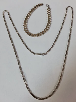 Äkta silver armband och halsband  - Äkta silver 925 ett halsband figarolänk 72cm långt och ett armband pansarlänk 21,5 cm långt.