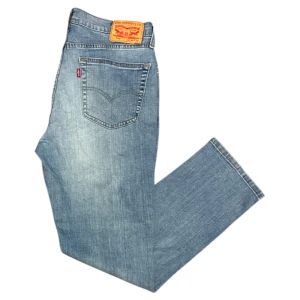 Levi's 541 Light Blue Jeans - Den här varan kommer auktioneras ut på Sneakershyllan x Plick Live den Torsdagen 16 juli kl 19: Ljusblå Levi's jeans i bra skick. Midja: 88cm, Ytterben: 102cm, Innerben:74cm, benöppning: 40cm