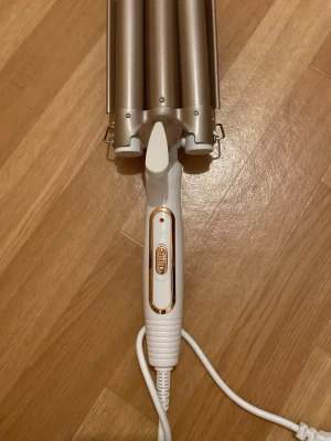 Vågtång  - Funkar perfekt,helt ny! (Guldrosa & vit) Har inte använts än, kan hämtas ut från mig!