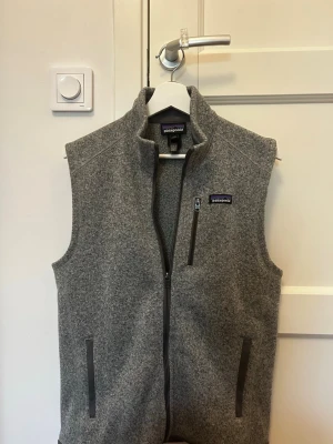 Grå Patagonia fleece väst - Sjukt snygg fleeceväst från Patagonia, i ett väldigt bra skick. Nypris 1499kr. Ifall ni undrar något är det bara att höra av sig.