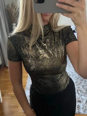 Guldig body - Guldig body från Zara, storlek S