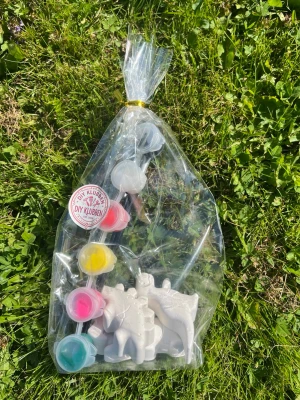 DIY målarset med gipsfigurer - Ett DIY målarset med vita gipsfigurer i form av djur och små burkar med färg i rosa, gul, blå, vit och röd.  Perfekt för kreativa projekt och pyssel.