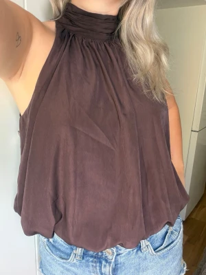 Brun topp - Fin trendig topp/blus från H&M som endast är testad 🫶 man knäpper den i nacken med två knappar! 