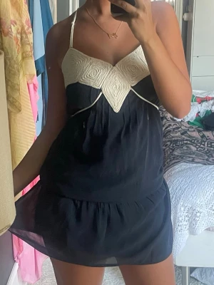 Klänning  - Så fin klänning från limited collection. Storlek 8, passar S. Knyts i ryggen, och i perfekt skick! Ok att köpa direkt 💙