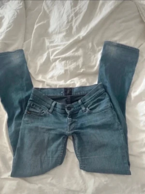 Väldigt lågmidjade jeans - Snygga lågmidjade jeans, köpta på vinted så därav lånade bilder (1-3, har fått tillåtelse) sista bilden är min bild. Säljer då det är för små för mig. Storleken är 25/32, längden passar dock bra för mig som är ca 160 