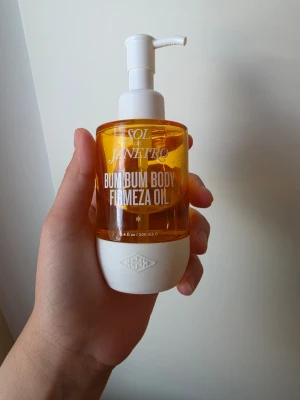 Sol de Janeiro Bum Bum Body Oil - Sol de Janeiro Bum Bum Body oil. Den är 100ml från början, ca 50/60ml kvar. Den doftar underbart. Perfekt för dig som vill testa men inte köpa en hel.