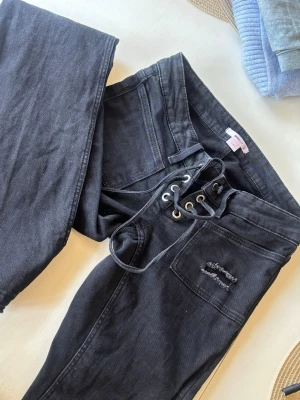Svarta jeans gina - Säljer dessa coola jeansen från gina väldigt bra skick knappt använda då dom är för små, de är även nerlagda men går enkelt att lägga upp igen (se sista bild). Storlek s, skriv om det är något ni undrar💕