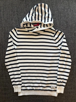 Urban maritime tröja ~ sällsynt modell - Sjukt eftertraktad Urban Maritime tröja ~ sällsynt vintage randig modell | st M | färg vit/marinblå | klassisk passform | perfekt vintage piece | OBS kan gå ner lite i pris vid snabb affär! 🏄