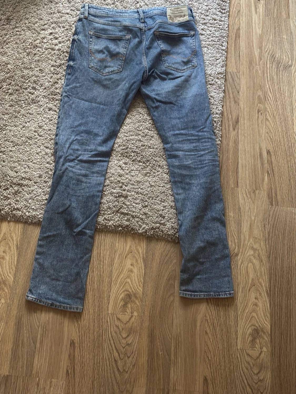 Blå raka jeans med slitning - 1