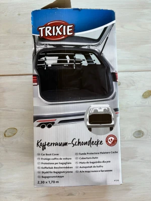 Nytt Trixie skydd för bagageutrymme - Skyddsmatta för bagageutrymmet från Trixie i svart material. Mattan är 2,30 x 1,70 meter och skyddar mot smuts, päls och repor. Enkel att fästa med kardborreband och remmar, perfekt för dig som har hund eller vill hålla bilen fräsch.