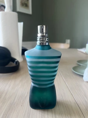 Jean paul Gaultier  - 75 ml, förpackningen försvann men parfymen är knappt använd. Det är än höst parfym som passar väldigt bra för hösten.
