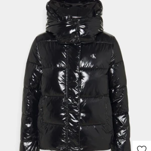 Calvin Klein jacka - Säljer en fin Calvin Klein puffer jacket, den har lite små skador, men överlag fin!💕 