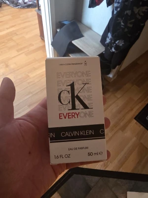 CK Everyone Eau de Parfum 50 ml - Fräsch och modern parfym från Calvin Klein, CK Everyone Eau de Parfum. Förpackningen är vit med svart och röd text och innehåller 50 ml. Doften är vegansk och består till stor del av naturliga ingredienser. Passar dig som gillar en ren och fräsch känsla.