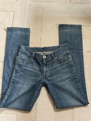 vintage lågmidjade jeans - Säljer ett par jätte snygga lågmidjade vintage jeans💓 sitter lågmidjat o lite lose fit/boot cut💓 storlek 28💓 pris kan diskuteras o skriv vid frågor!💓