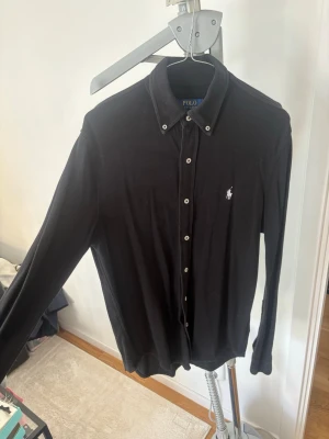 Ralph lauren skjorta  - Svart Ralph lauren skjorta i Featherweight mesh. Storlek S.