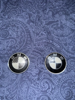 BMW emblem 82mm  - Bmw emblem kolfiber/vit. Perfekt för att ge bilen en lite coolare look! 2x 82mm emblem.