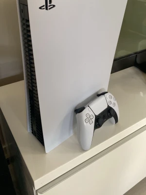PlayStation 5  - Säljer en PlayStation 5, med kontroll. Hdmin till ps5 har glapp men fungerar oftast. Inga större skador och är knappt använd. Säljer eftersom jag inte spelar så mycket längre och vill spara till en elcykel.