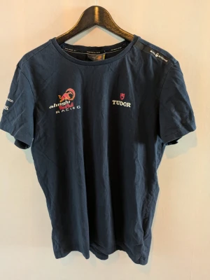 Marinblå Alinghi Red Bull Racing t-shirt - Snygg marinblå t-shirt med Alinghi Red Bull Racing och Tudor-loggor på bröstet  #sail racing 