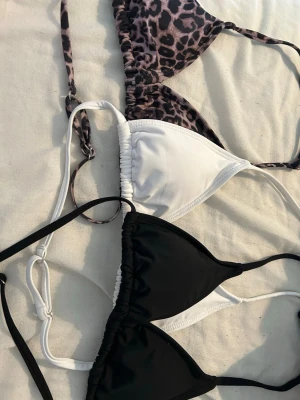 Leopardmönstrad trekantsbikini även en svart och vit - Säljer en snygg trekantsbikini med leopardmönster i svart och vit. Bikinin har smala knytband i nacken och ryggen, vilket gör den enkel att justera för bästa passform. Perfekt för strandhäng eller pooldagar!