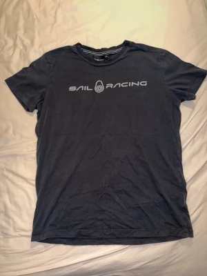 Sail racing T-shirt  - Säljer denna svarta T-shirt från Sail racing i storlek M. Bra skick men behöver strykas. 