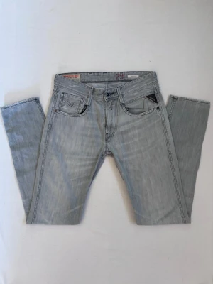 Gråa Replay anbass jeans med slitningar  - Säljer ett par snygga Replay anbass i färgen grå med slitningar från fabrik | Storlek: 29W/32L | Pris går att diskutera och hör av er vid minsta fråga!